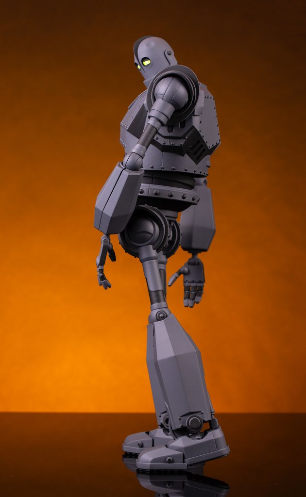 The Iron Giant MONDO MECHA One-sixth scale collectible figure
